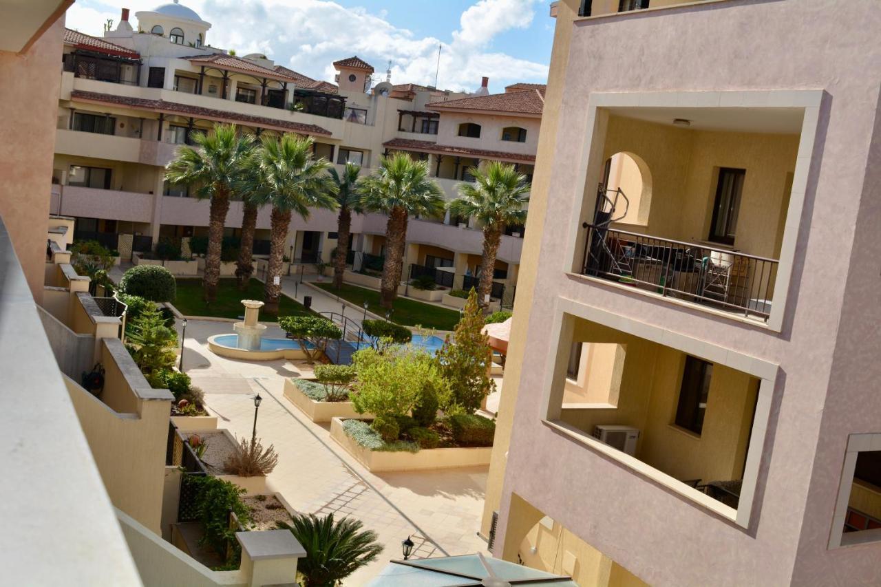 Queens Gardens - Kato Paphos - Next To Kings Ave Mall --- By Yiota Buitenkant foto