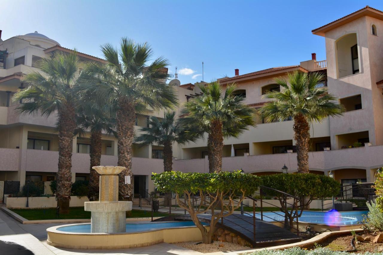 Queens Gardens - Kato Paphos - Next To Kings Ave Mall --- By Yiota Buitenkant foto