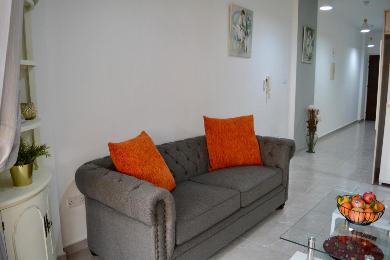 Queens Gardens - Kato Paphos - Next To Kings Ave Mall --- By Yiota Buitenkant foto