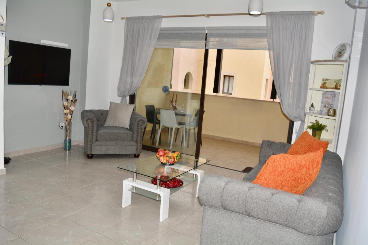 Queens Gardens - Kato Paphos - Next To Kings Ave Mall --- By Yiota Buitenkant foto
